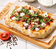 Римская пицца с салями и трюфельным соусом