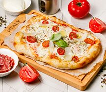 Римская пицца Маргарита с черри и жемчужным луком