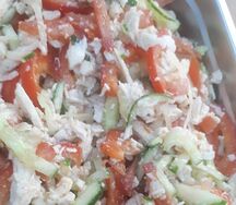 Салат с куриной грудкой и овощами