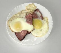 Яичница с колбасой