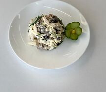 Салат с куриной грудкой и грибами