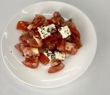 Салат с томатами и сыром фета