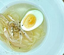 Куриный бульон с яйцом и лапшой