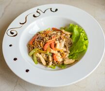 Соба с курицей и овощами