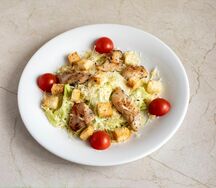 Салат Цезарь с курицей