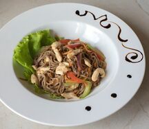 Соба со свининой и овощами