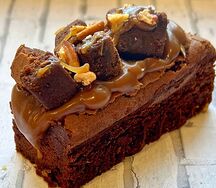 Брауни с соленой карамелью и пеканом