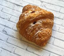 Круассан с лесными ягодами и сливочным кремом