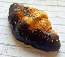 Круассан с маком