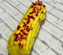 Эклер Манго-клубника с кремом крем-чиз