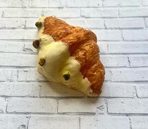 Круассан с вишней и белым шоколадом