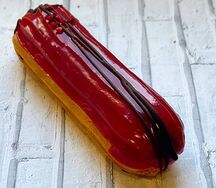 Эклер Вишня-шоколад с кремом крем-чиз