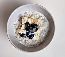 Овсяная каша с ягодами и бананом