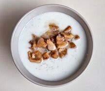 Рисовая каша с яблоками, томленными в карамели