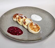 Сырники с ягодным соусом и сметаной