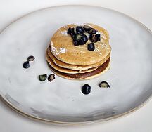 Панкейки с кленовым сиропом и ягодами