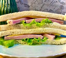 Сэндвич с сыром и ветчиной