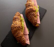 Круассан с ветчиной и зеленью