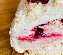 Меренговый рулет с малиной