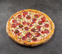 Острая пицца с колбасками и халапенье