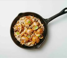 Бефстроганов с беби-картофелем на сковороде