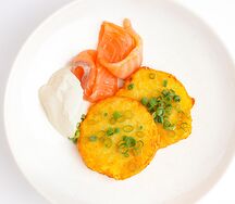 Хашбраун со слабосоленым лососем