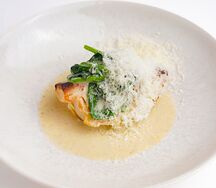 Капуста с трюфельным бер бланом, жареным шпинатом и пармезаном