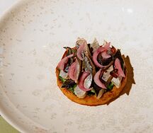 Малосольная салака на картофельном хашбрауне с франкфуртским соусом