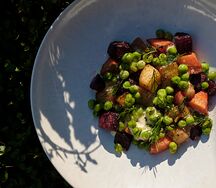 Теплый винегрет из печеных овощей с трюфельным айоли