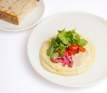 Хумус из турецкого гороха с солёным огурцом и сладким луком