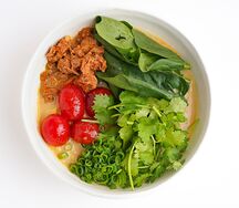 Пряный говяжий бульон с лапшой на кокосовом молоке