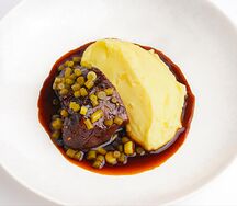 Телячьи щечки с картофельным пюре