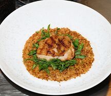 Куриное бедро на огне с гречкой, сметанным соусом и шпинатом