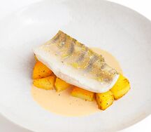 Судак пашот с жареным картофелем и соусом из мисо