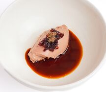 Паштет из куриной печени с карамельным луком и пастой из трюфеля