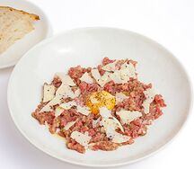 Тартар из говядины в соусе ремулад 