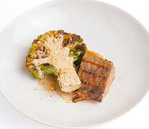 Филе семги с брокколи, брюссельской капустой и кунжутным дрессингом