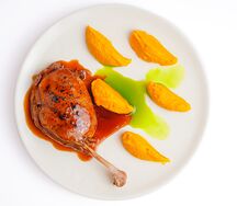 Томленая утиная нога с копченым пюре из моркови и маслом из сныти