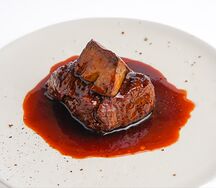 Стейк из вырезки говядины с фуагра и соусом демиглас