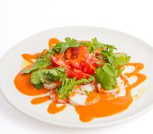 Креветка с узбекскими томатами, понзу, страчателлой и кремом гаспачо