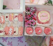 Бенто-торт Маме с цветами, капкейками и чизкейками