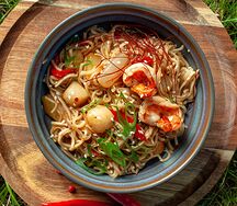 Лапша удон с морепродуктами и ананасом в кисло-сладком соусе