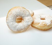 Пончик с сахарной пудрой