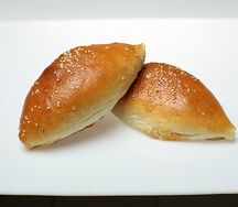 Пирожок с капустой печеный
