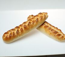 Пирожок с картошкой, сосиской и сыром