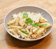 Паста с курицей и грибами