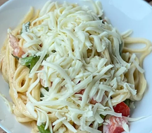 Лапша с форелью и овощами в сливочном соусе