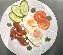 Яичница с сосиской