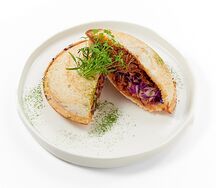 Сэндвич с говядиной и соусом спайси