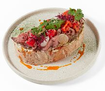 Брускетта с ростбифом и соусом Блю чиз